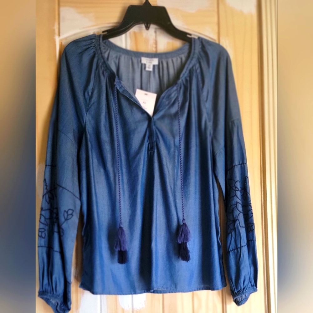 NWT Embroidered Chambray Peasant Top-XS